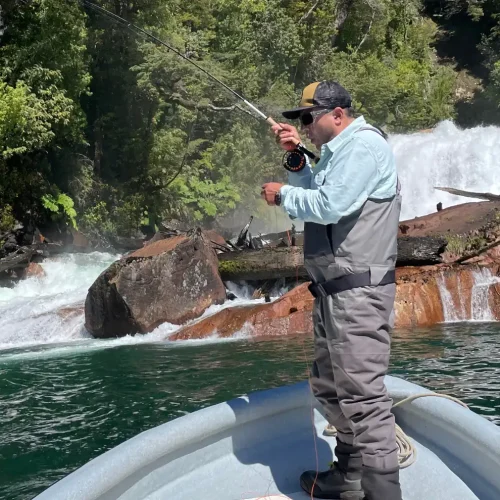 PESCA DEPORTIVA EN BOTE EN EL LAGO HUISHUE 9